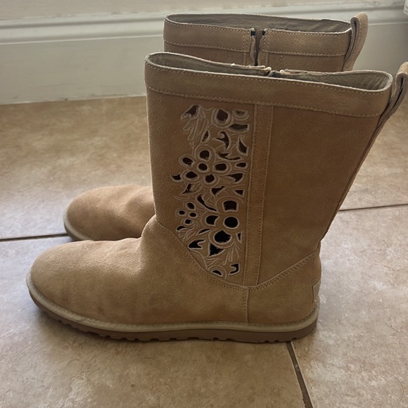 Floral cut out Uggs - Picture 1 of 7